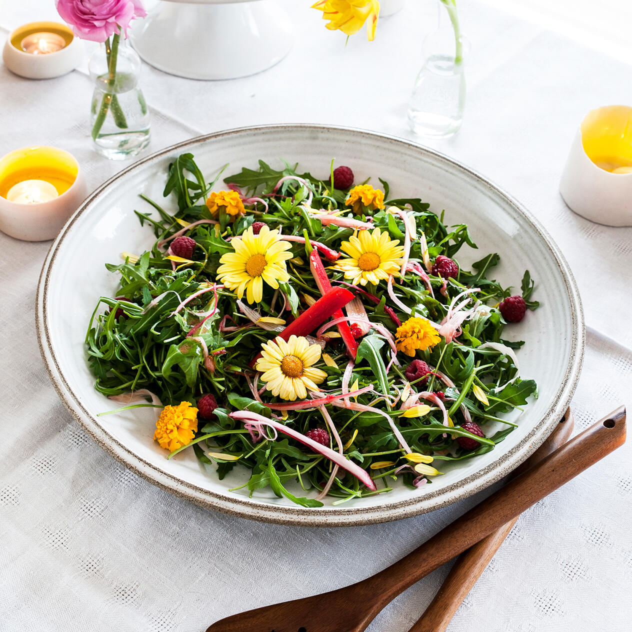 Blomstersallad med rabarber och hallon