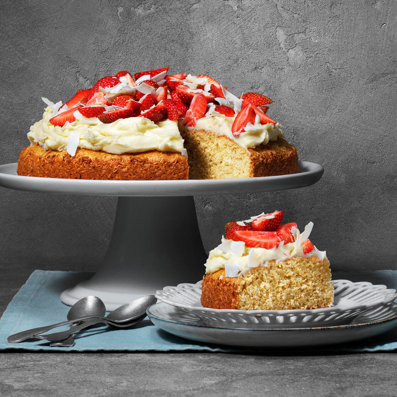 Citronkaka med cream cheesetopping och jordgubbar