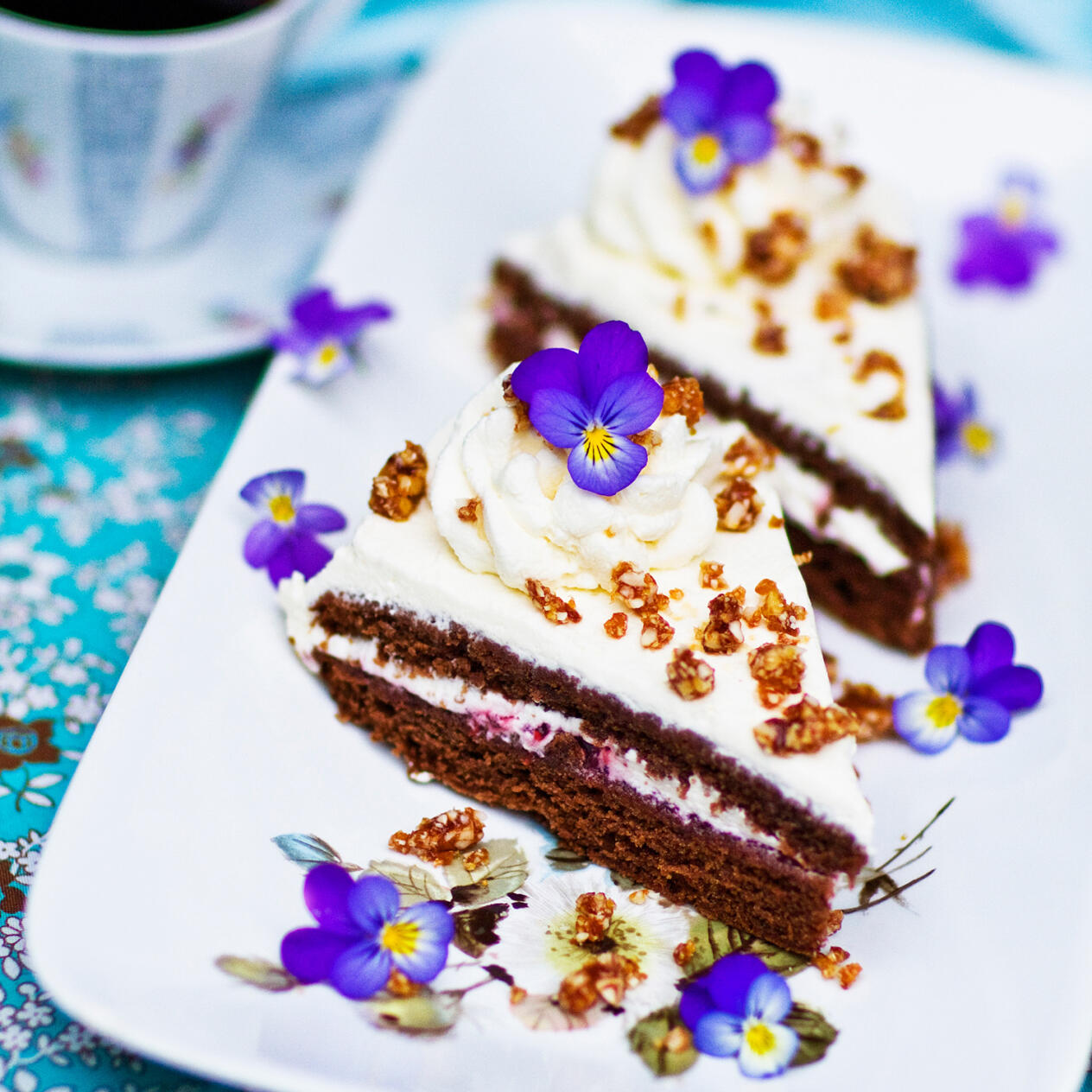 Chokladtårta med hallon, nötkaramell och Baileygrädde