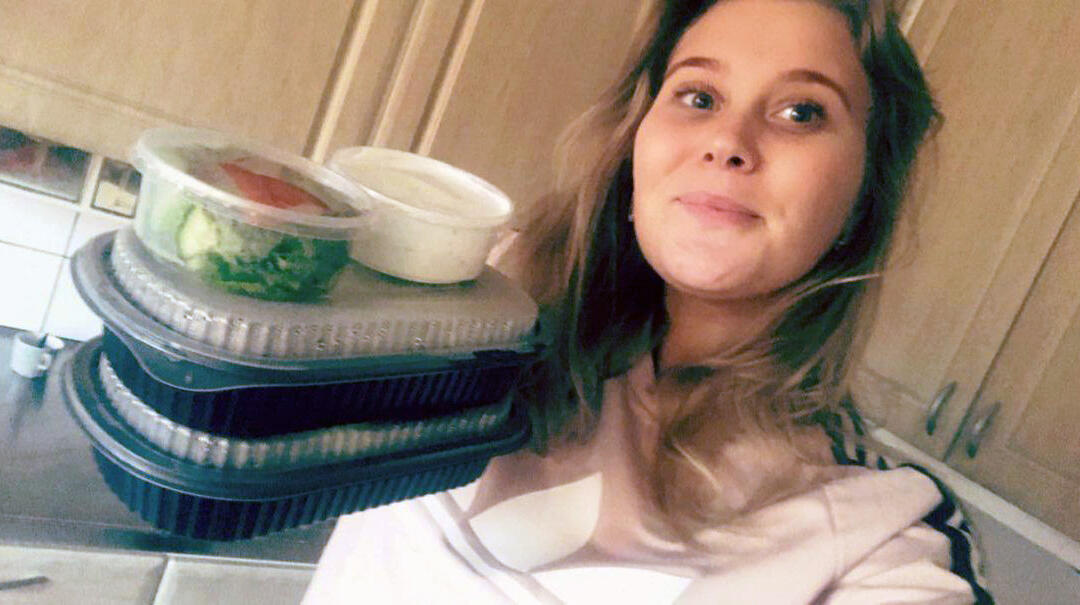 Nathalie skänker hemlagad mat till äldre