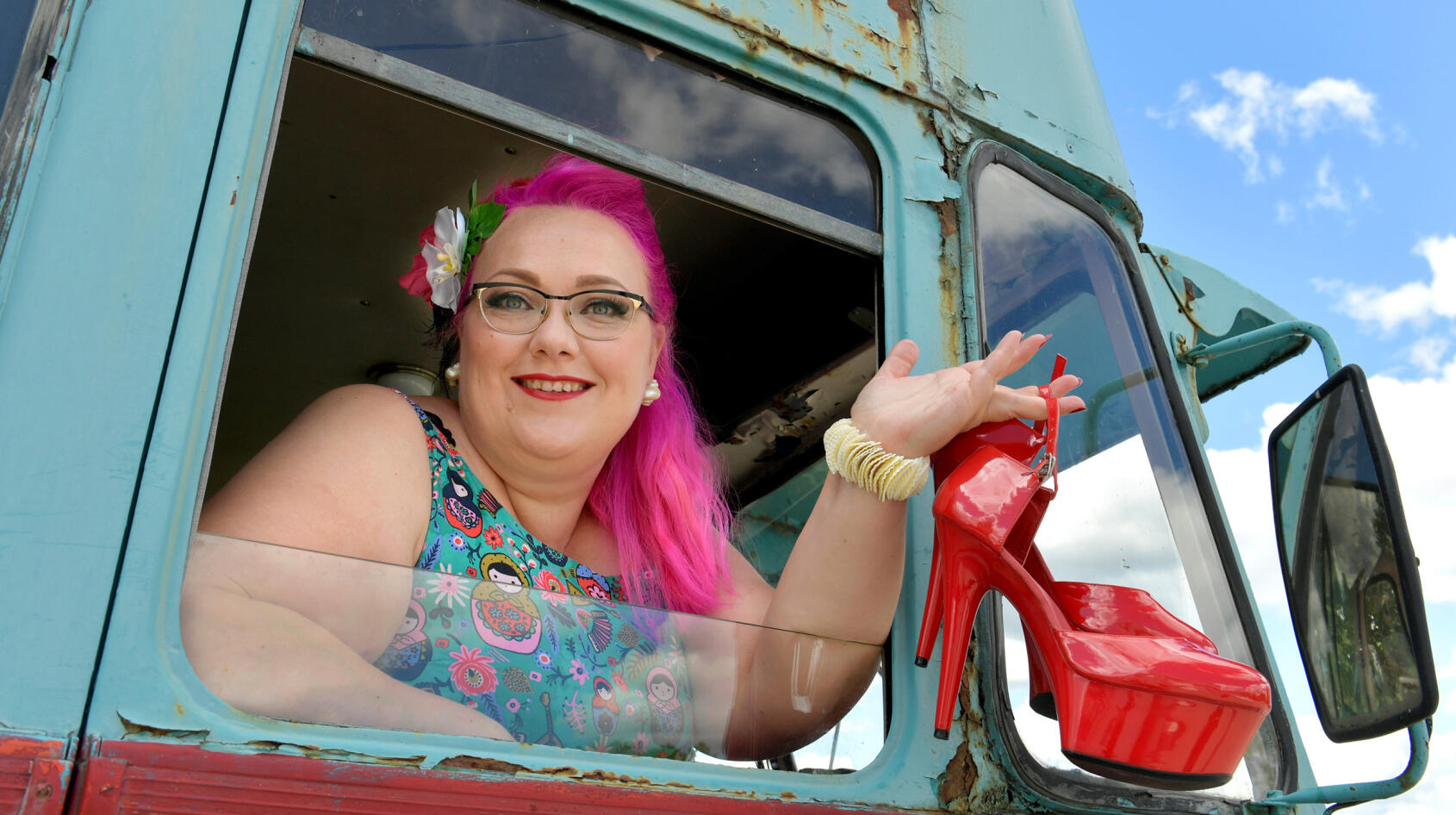 Jaana säljer rockabillykläder i sin buss!