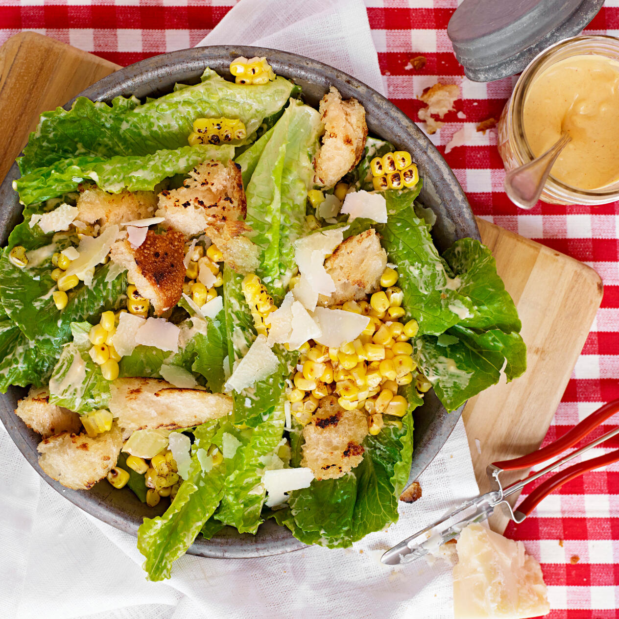 Sallad med krämig BBQ-dressing och rostad majs