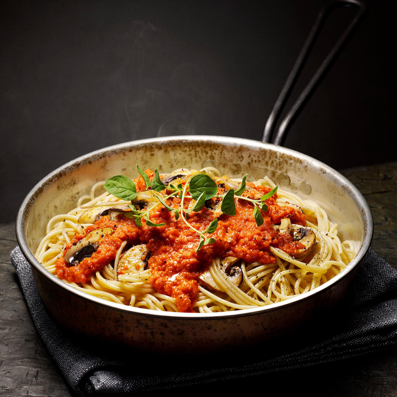 Spagetti med tomatsås och vitlöksfräst svamp