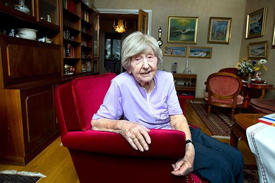 Bloggaren Dagny, 106 år, lämnade sjuksängen efter olyckan – för filmpremiär