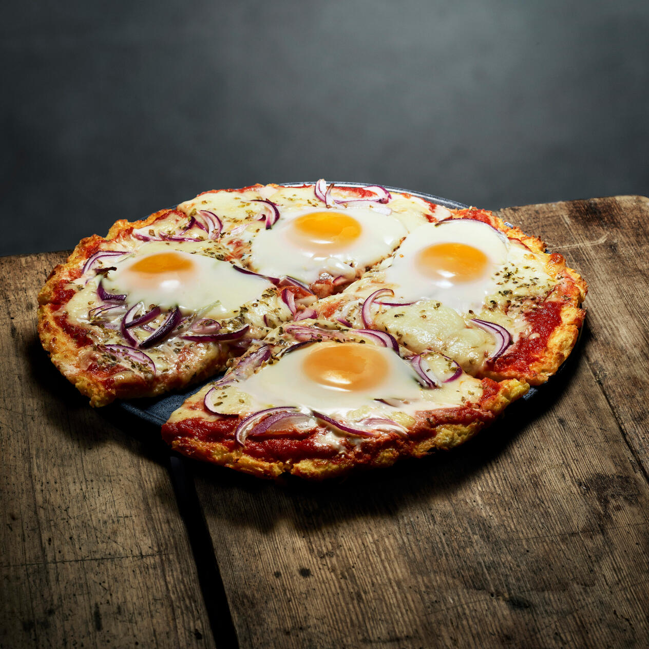 Blomkålspizza med ägg och mozzarella