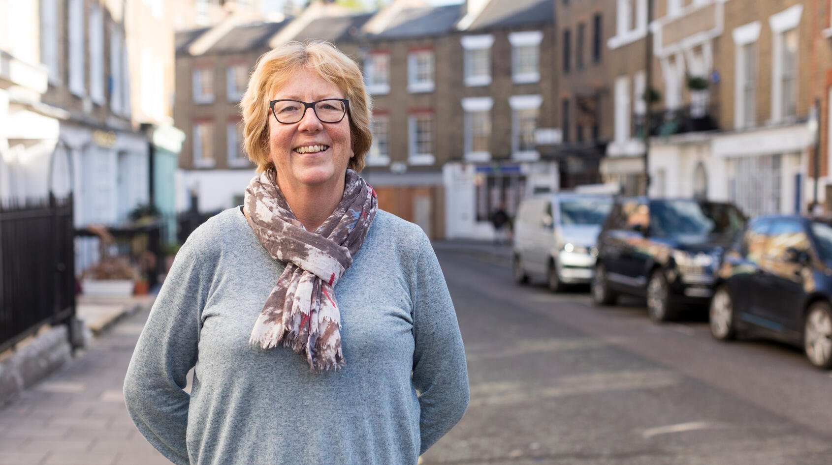 Mona, 58, sålde allt och flyttade till äventyret i London!