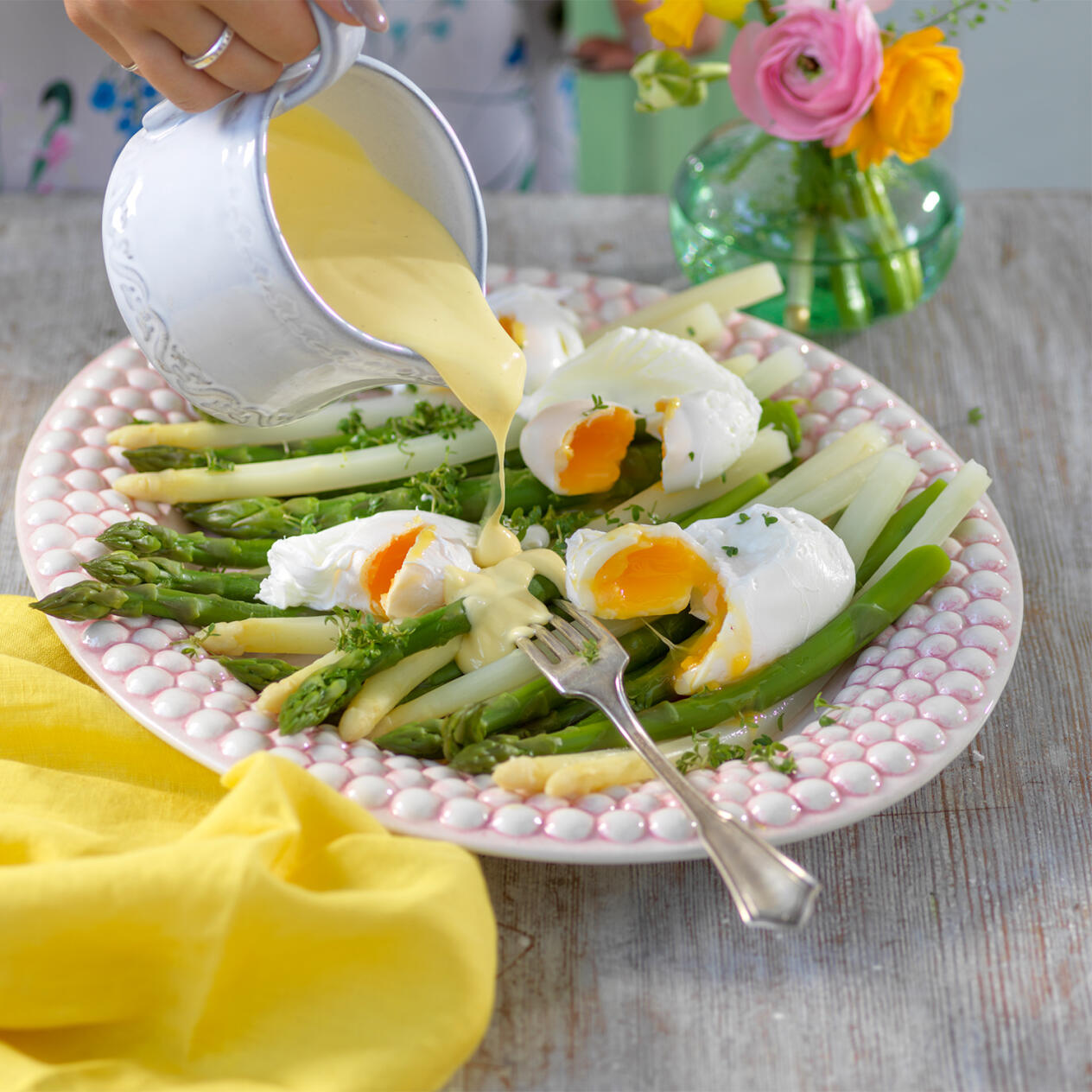Sparris, med pocherat ägg och citronhollandaise