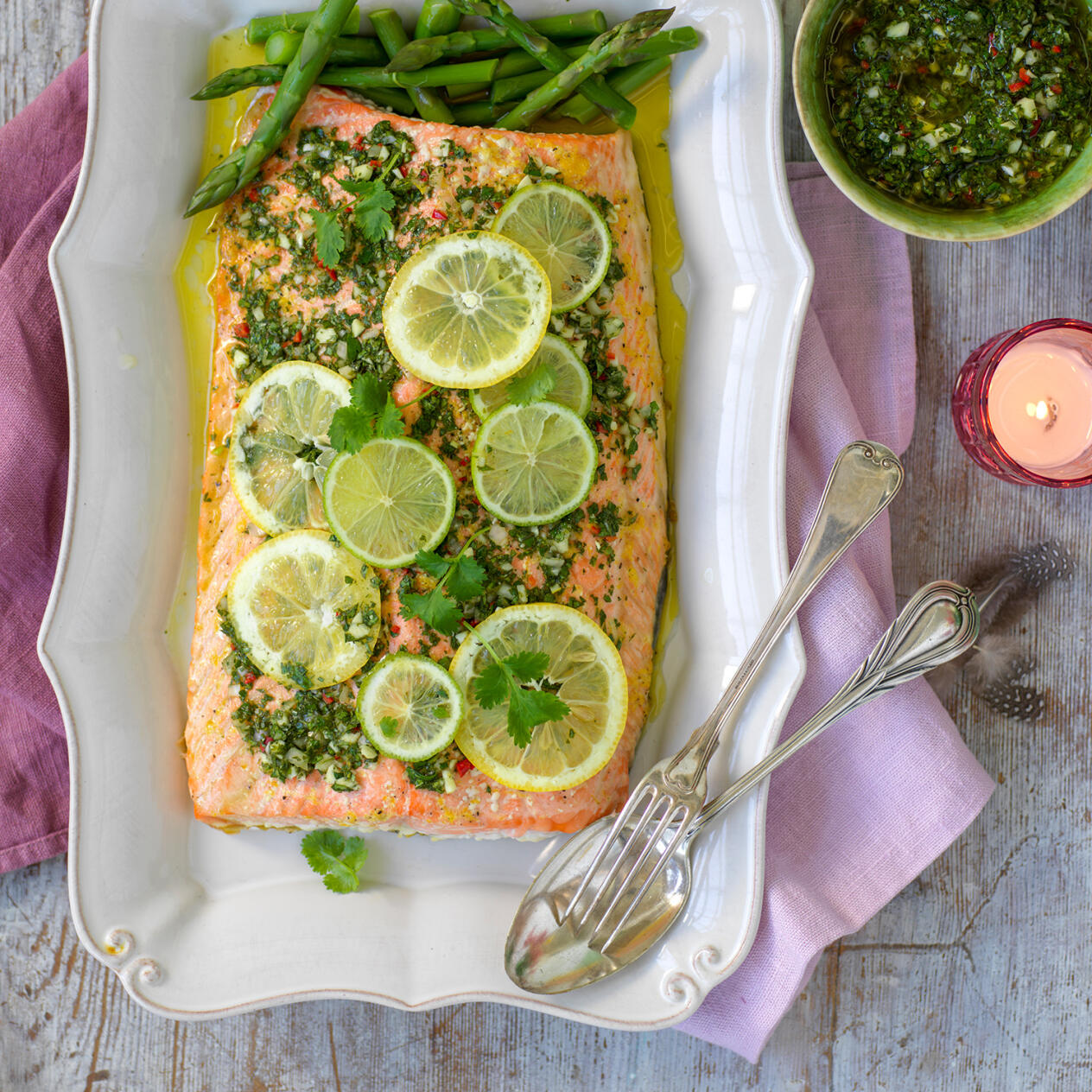 Örtbakad laxsida toppad med chimichurri