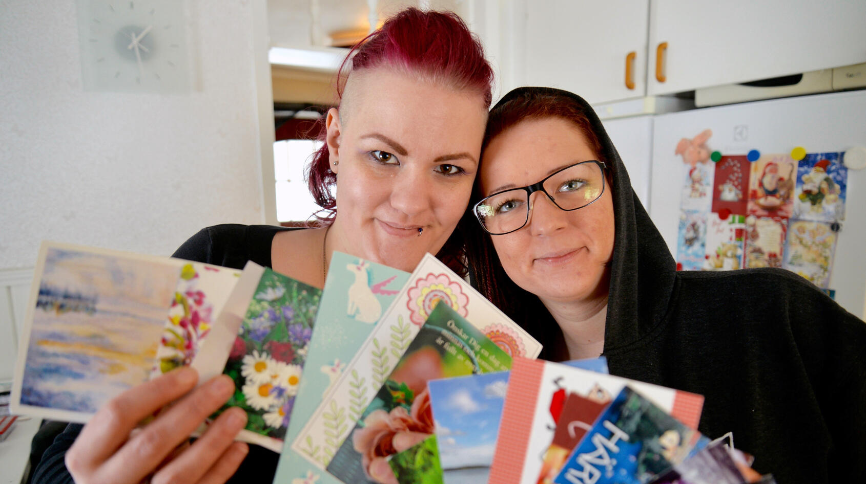 De skickar vykort för att sprida glädje!