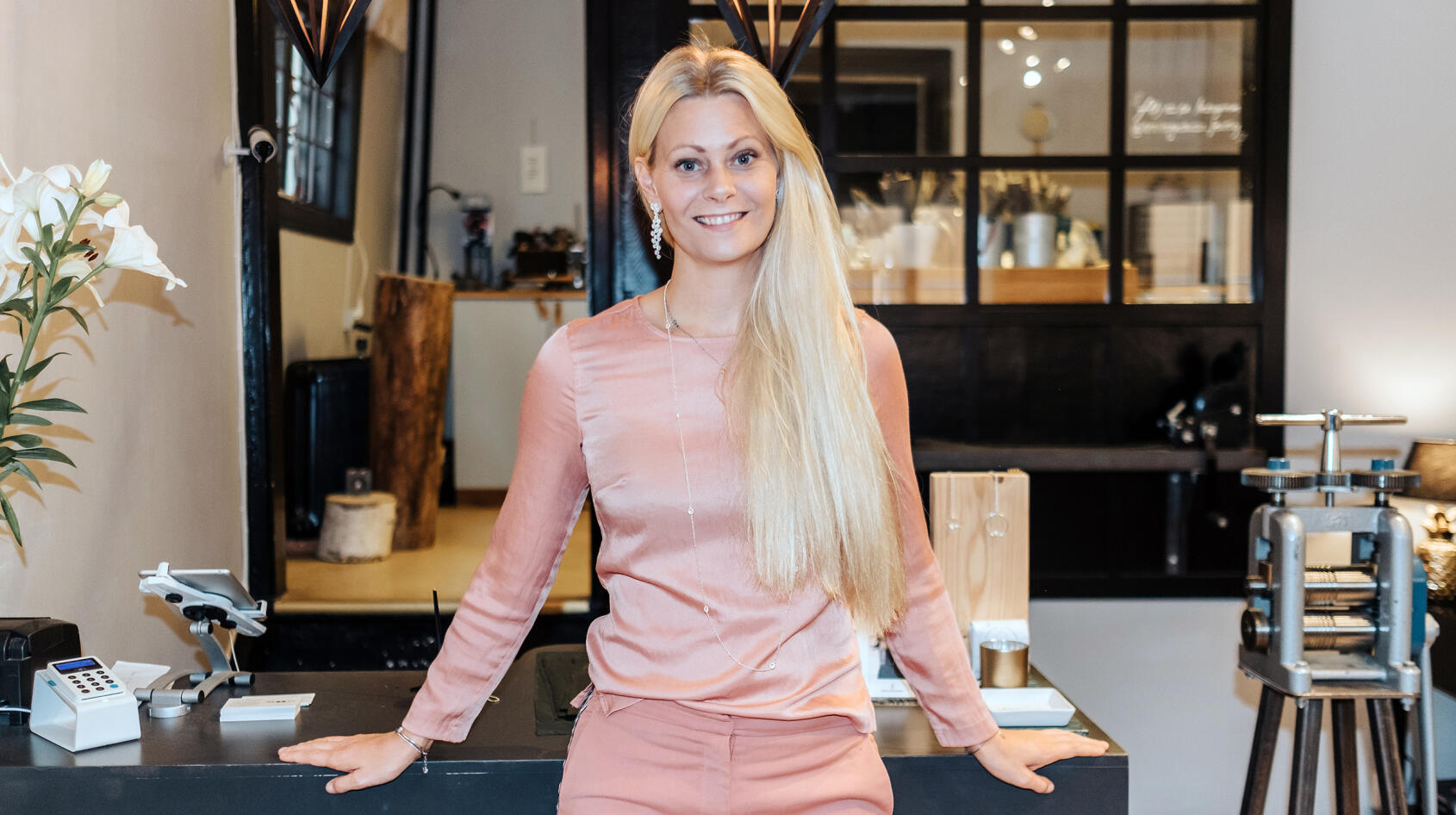 Annika trivs allra bäst i sin smedja