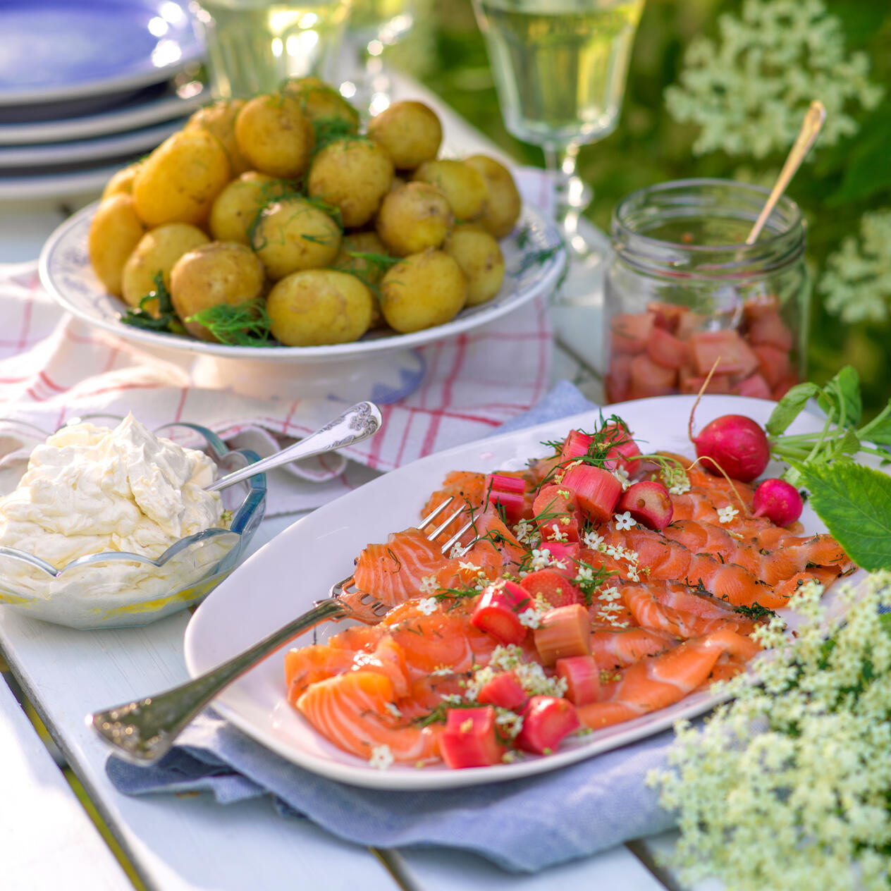 Flädergravad lax serverad med syrade rabarber