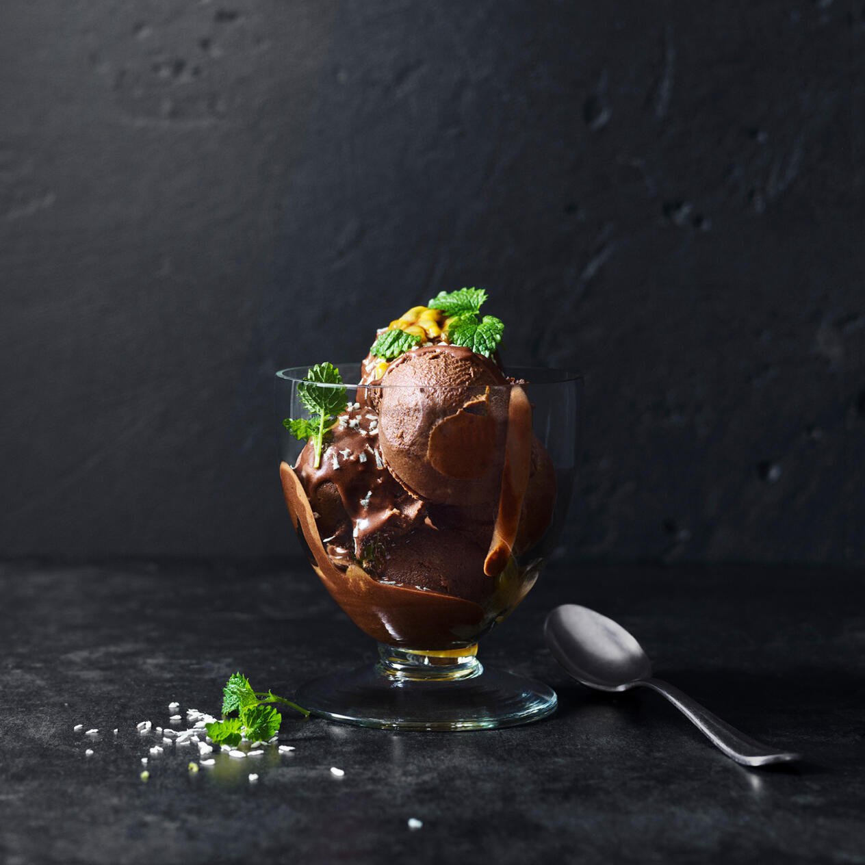 Avokado- och chokladmousse med dadelchokladsås