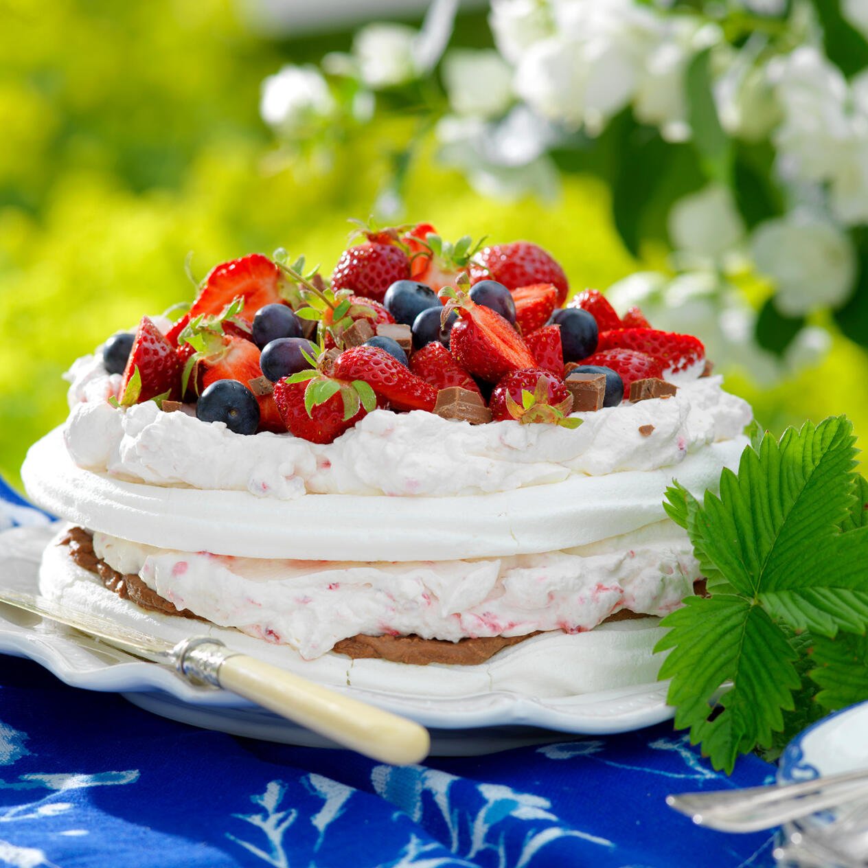 Marängtårta med sommarbär