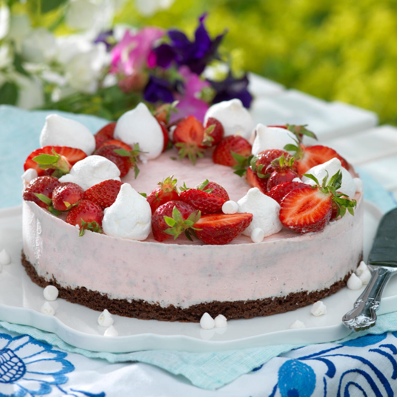 Brownietårta med jordgubbsmousse