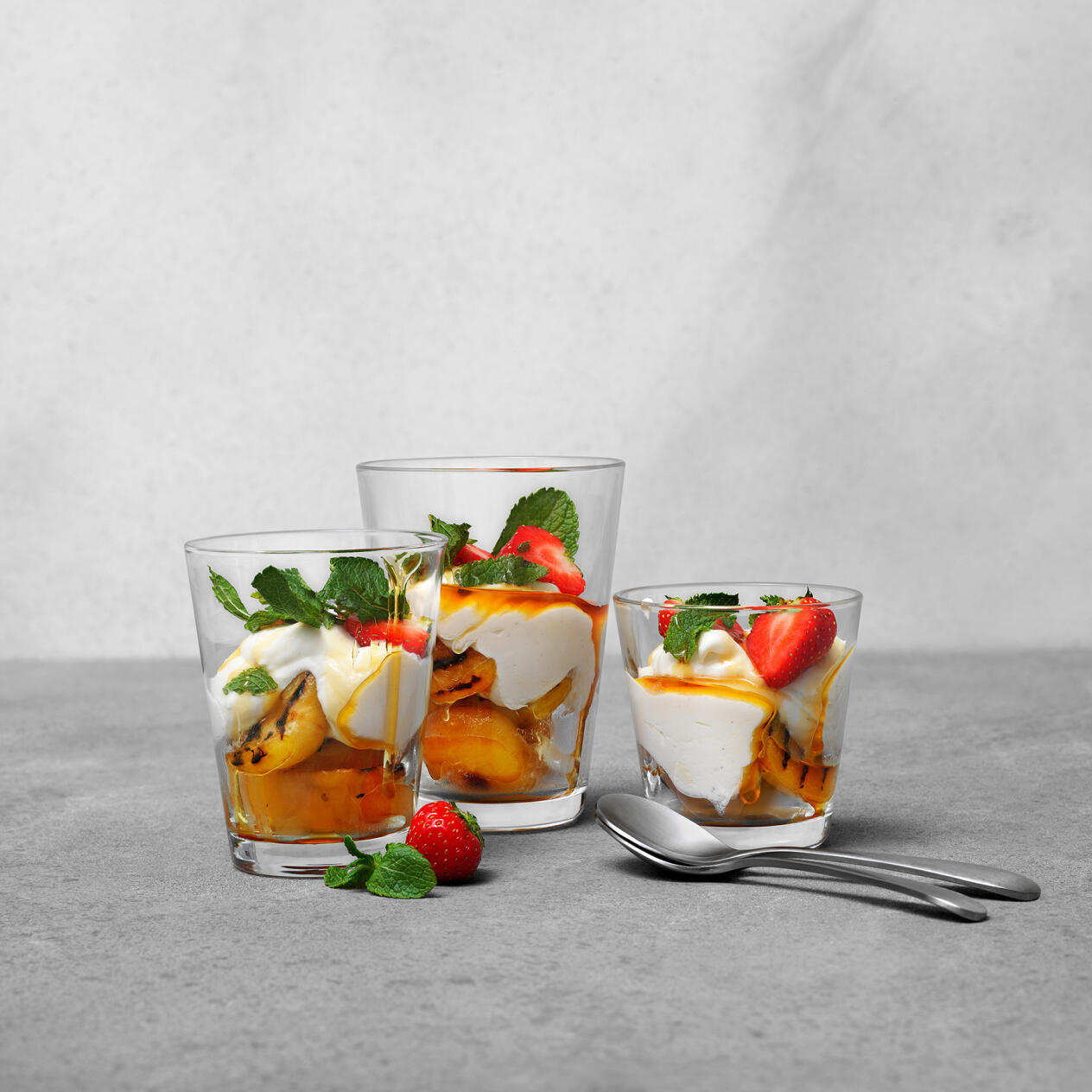 Grillade aprikoser med vispad vanilj-crème fraiche