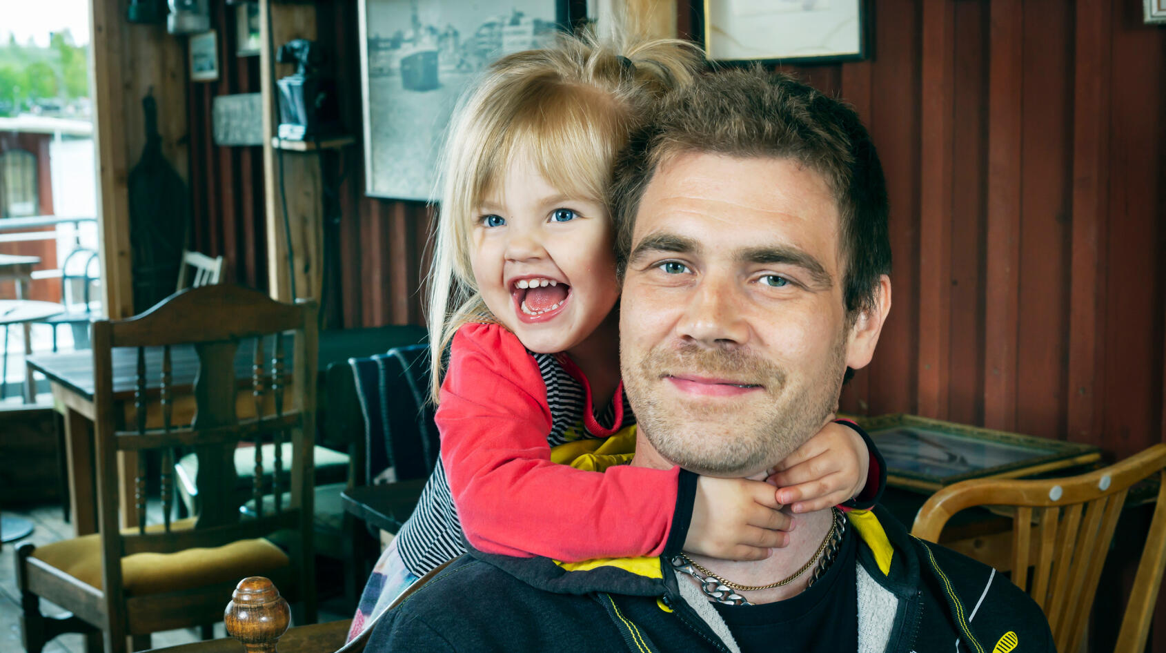 Från missbrukare till pappa och miljonär