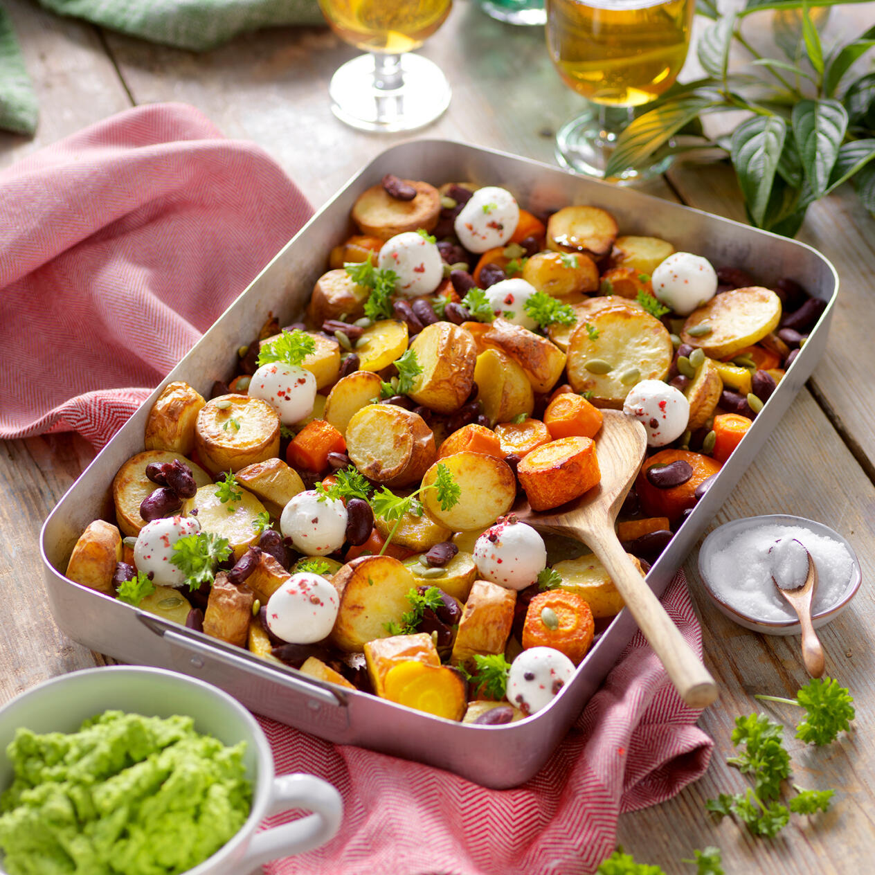 Rostad potatis med rotfrukter och bönor