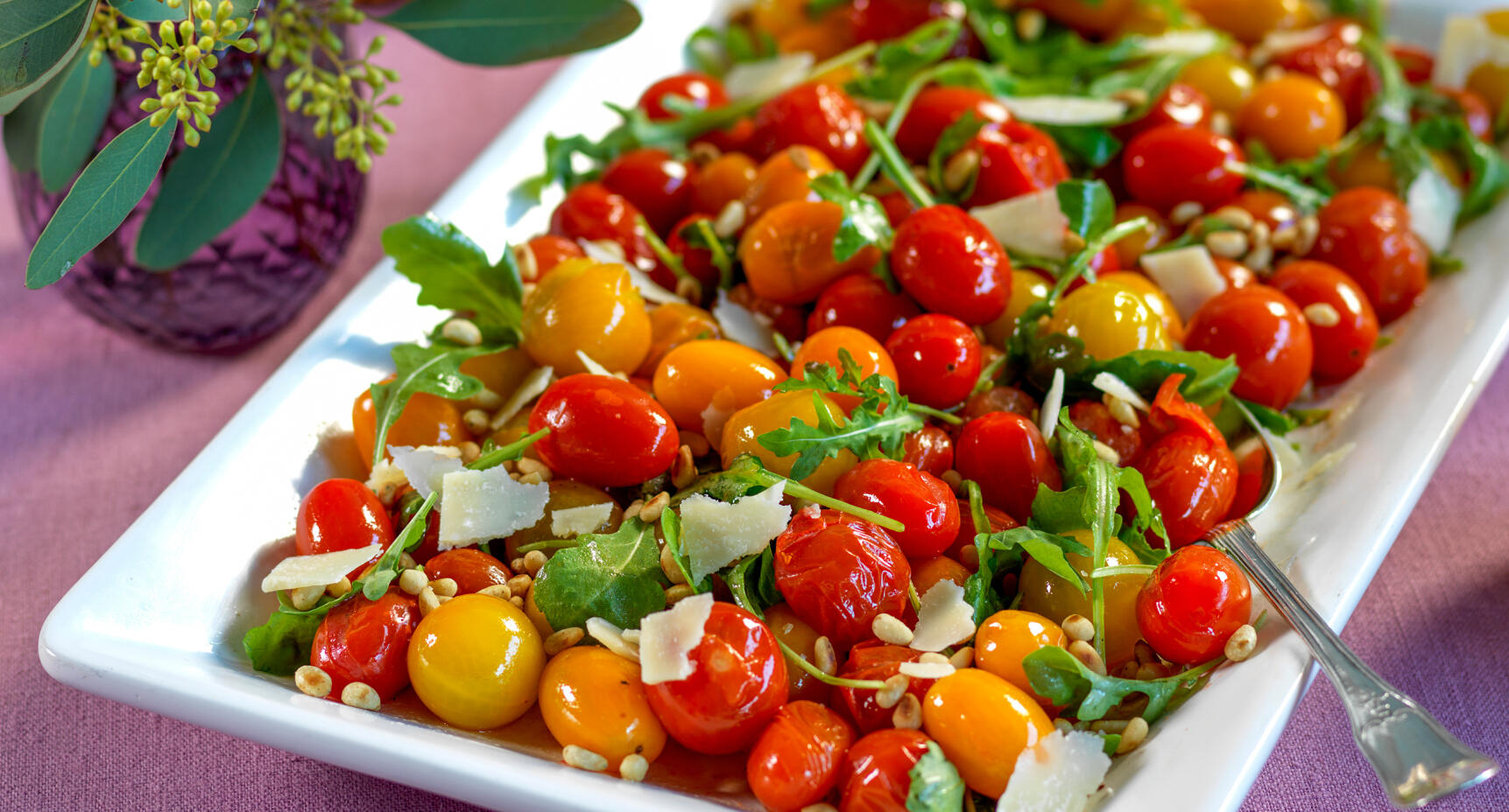 Varm tomatsallad med parmesan och pinjenötter