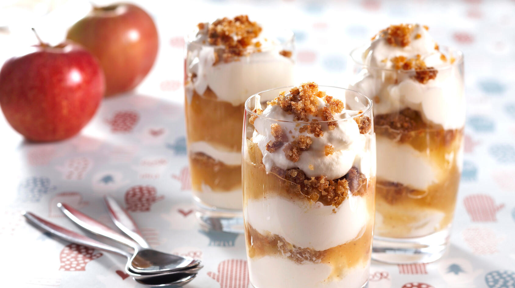 Härlig dessert med äpple och kaksmulor!
