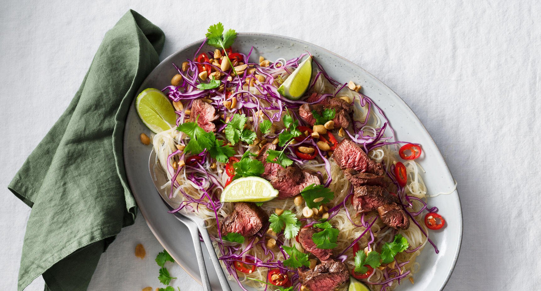 Glasnudelsallad med jordnötter och hjortfilé