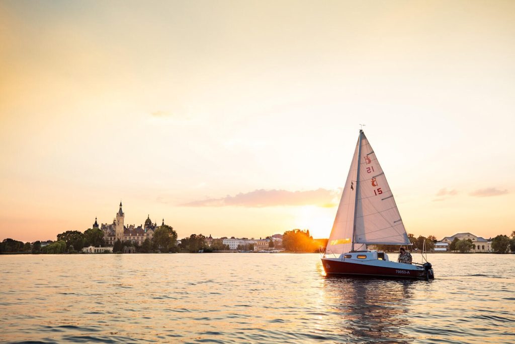 Schwerin: Segelbåt med utsikt över regionens huvudstad Schwerin. Copyright: Tourismusverband Mecklenburg-Vorpommern/Markus Kirchgessner