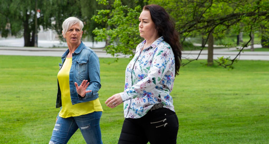 När tempot ökar smäller Jessikas hälar allt hårdare i marken. Rörelsecoachen Ulla uppmanar henne att sakta ner för att skona höfterna. Foto: Karin Wildheim