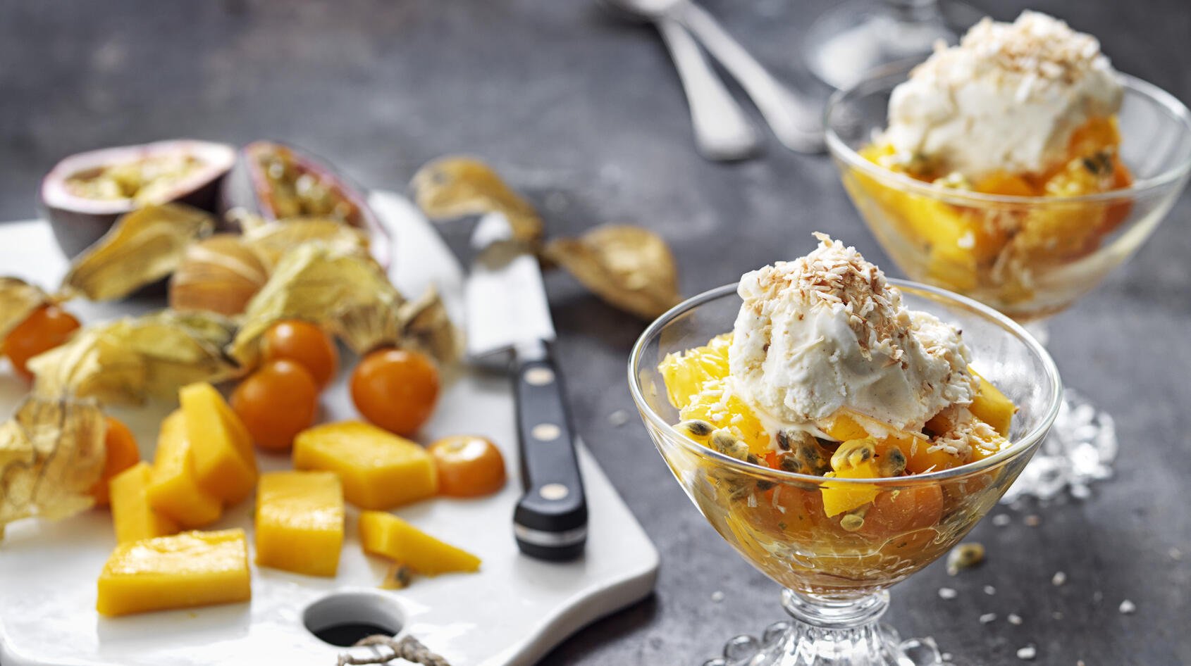 Fruktsallad med helt gudomlig rostad kokosglass!