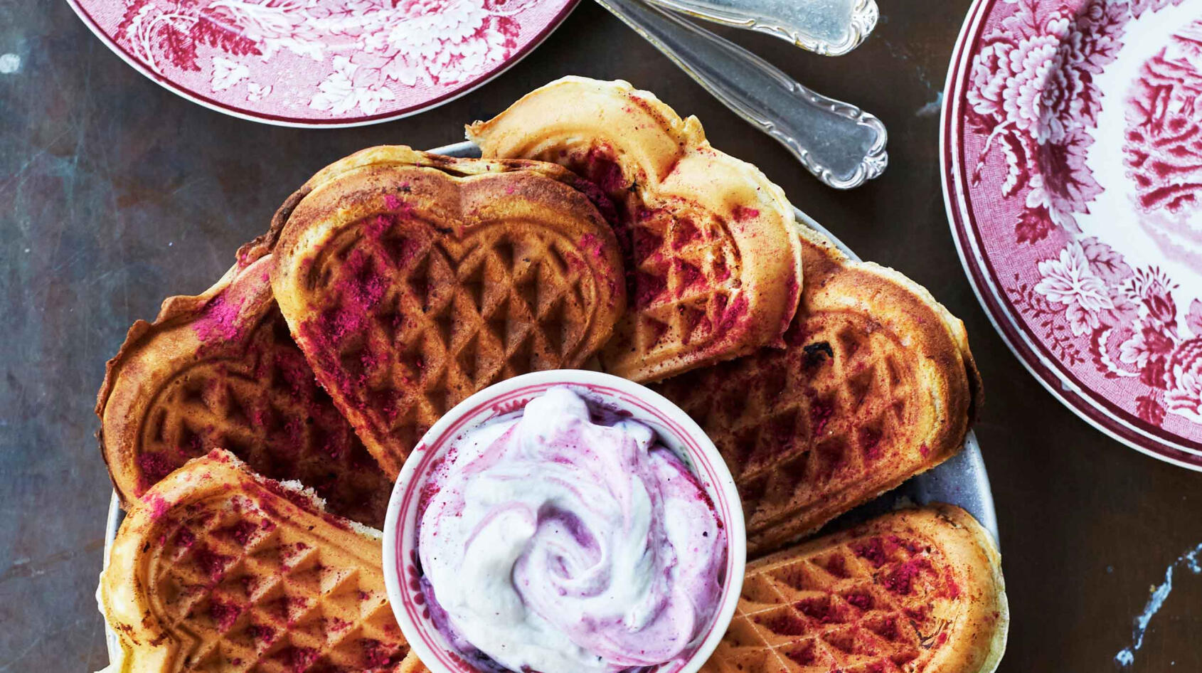 Gör mumsiga dessertvåfflor med bärgrädde