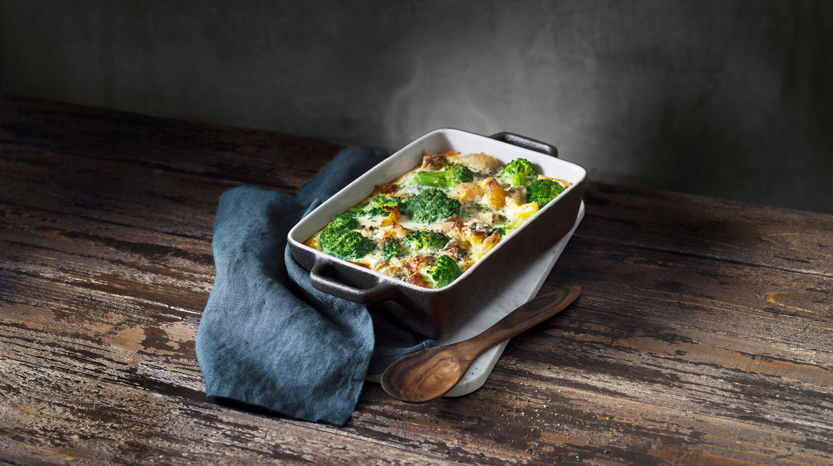 Frestande potatisgratäng med ädelost och broccoli