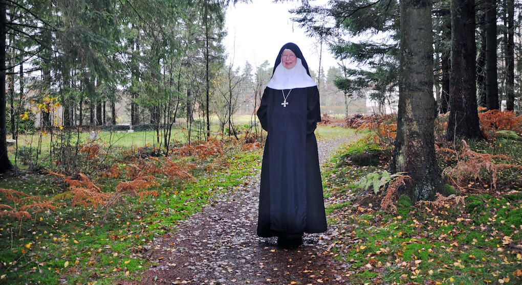 Moder Christa på den vackra stigen mellan nunnornas och munkarnas kloster. Foto: Per-Ola Ohlsson