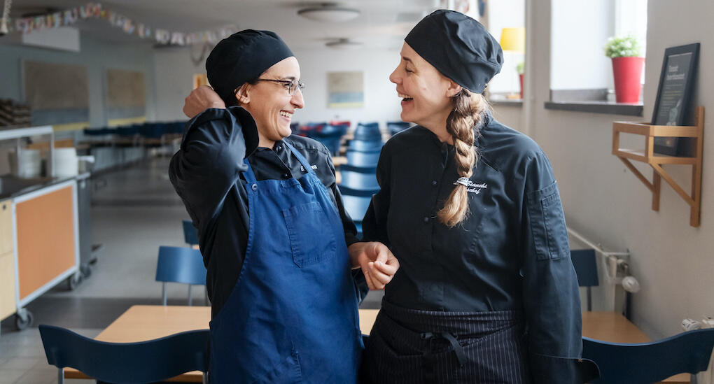 Kocken Bouchra och kökschefen Lina lagar 650 portioner mat varje dag. Foto: TT