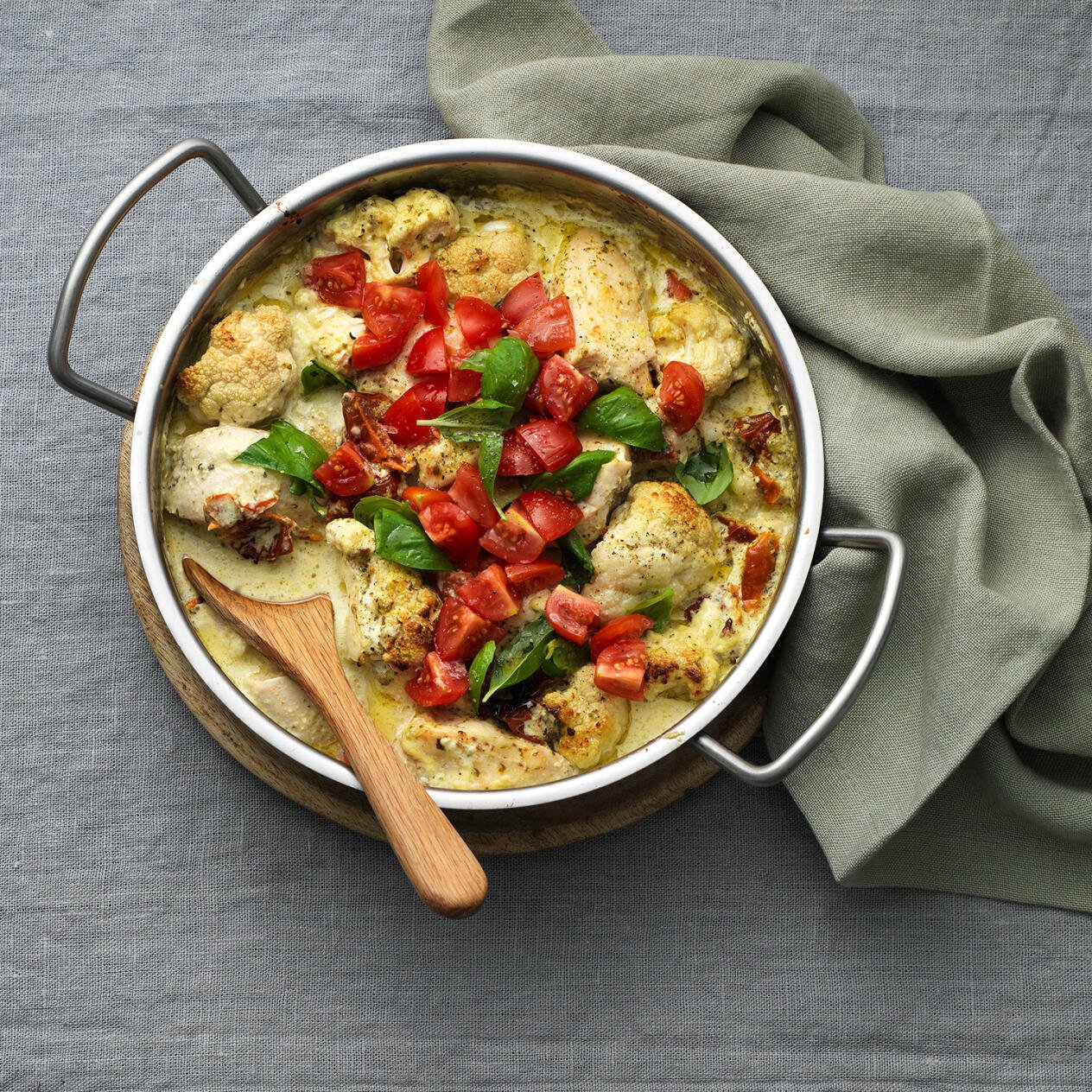 Ugnskyckling  med pesto och soltorkade tomater