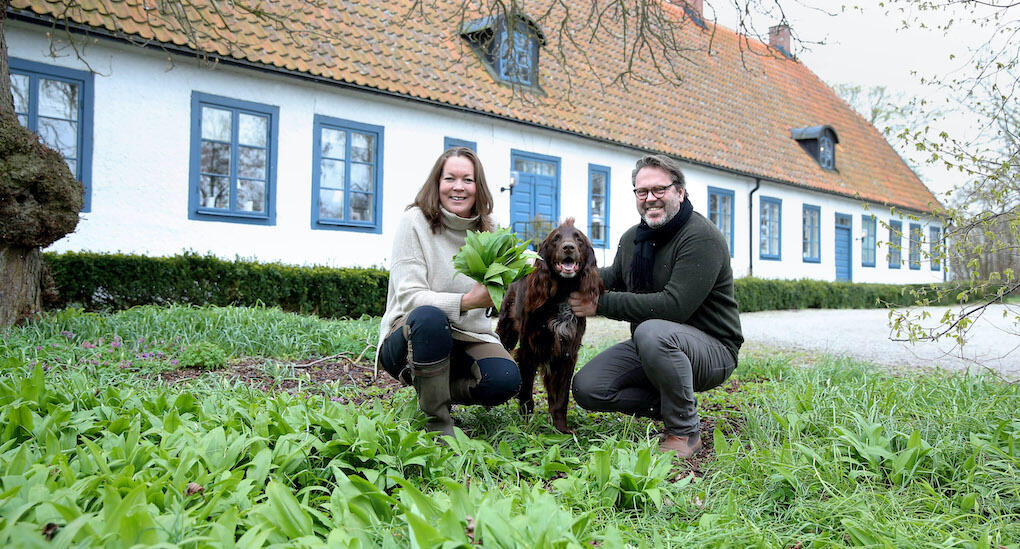 Malena och Magnus bor i en gammal prästgård med anor från 1100-talet. I trädgården frodas ramslöken. Hunden heter Samson. Foto: Stefan Sandström