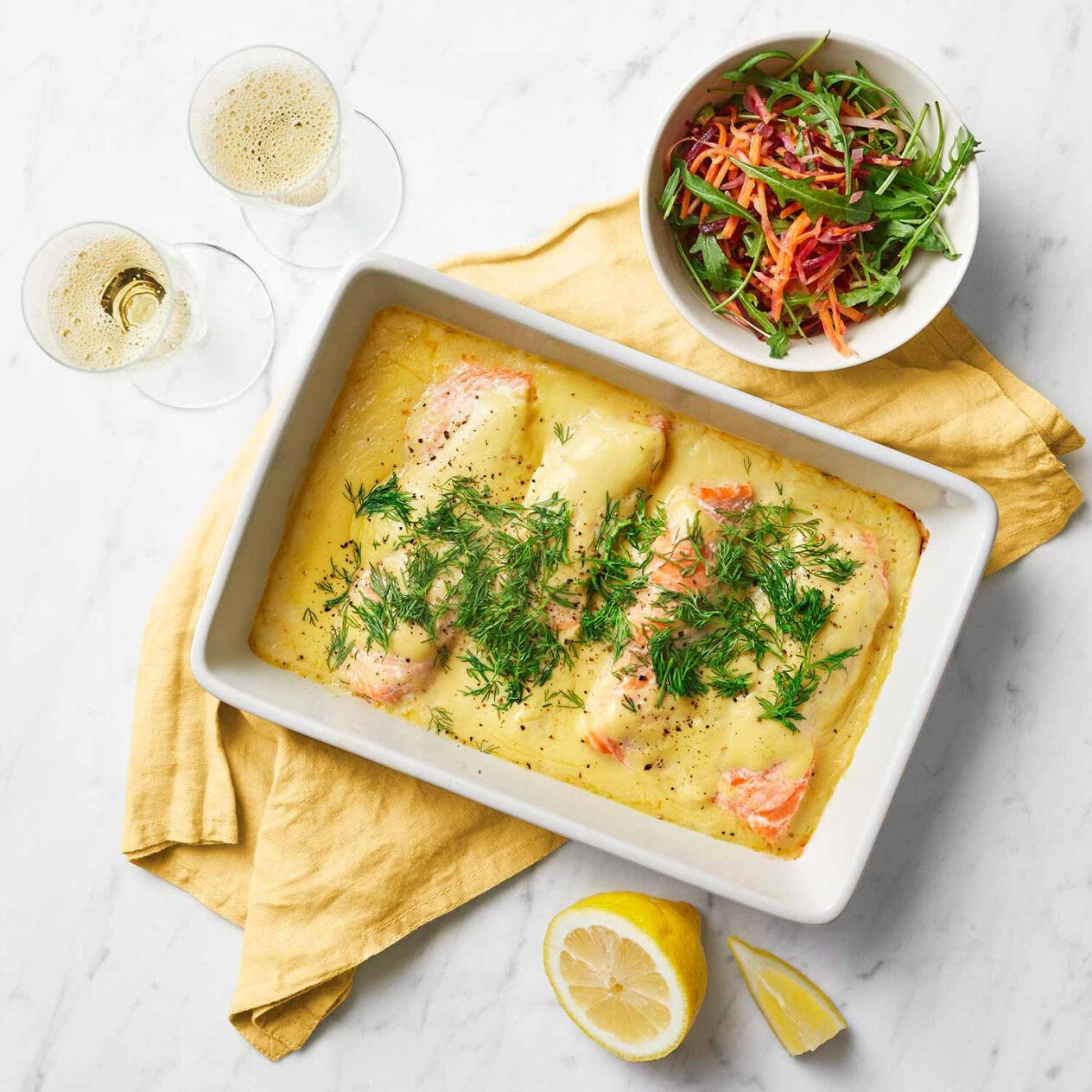 Lax med citron-sås och ljummen sallad