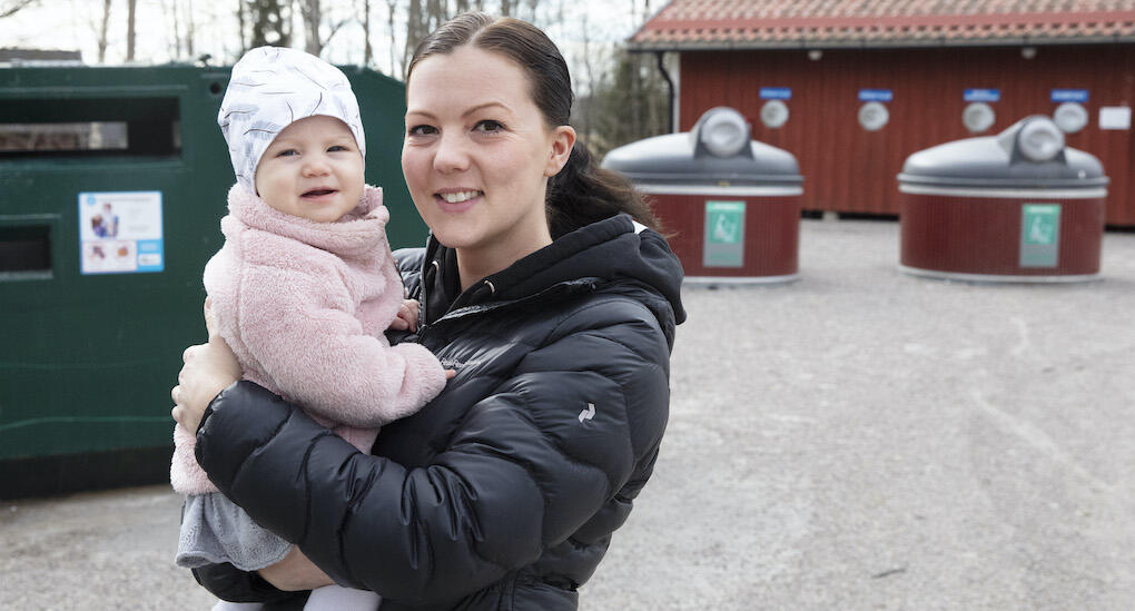 Nathalie och My är tillbaka på sopstationen där den lilla föddes. Foto: Per Groth