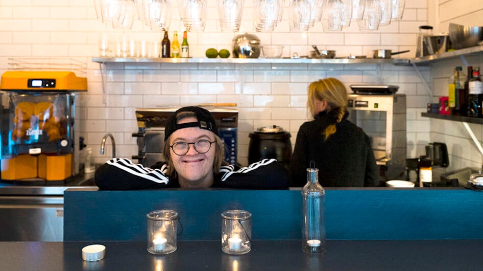 Benjamin fick jobb på mammas krog!
