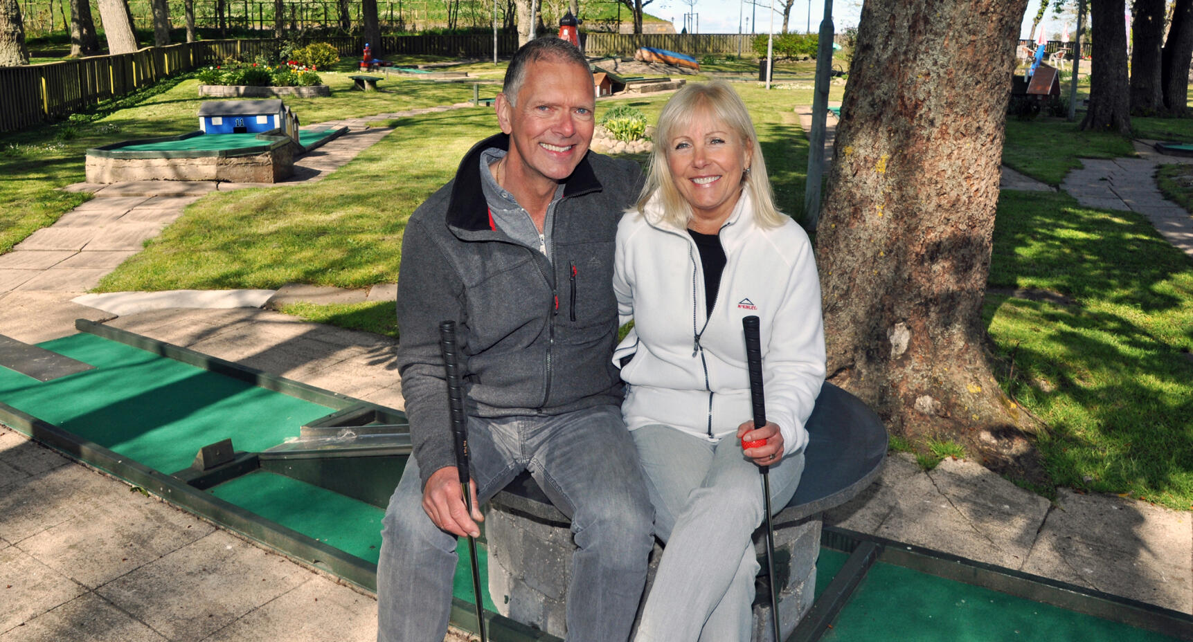 Agneta och Robert brinner för minigolfen!