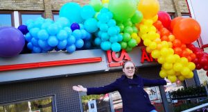 Therese vill göra människor glada med ballonger. Foto: Ballongbud.se