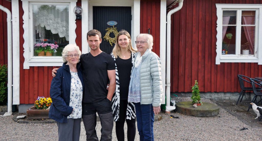 Johannes med sin mormor Maj och Emelie med sin mormor Marita. Nu bor de alla nära varandra i Halland igen.