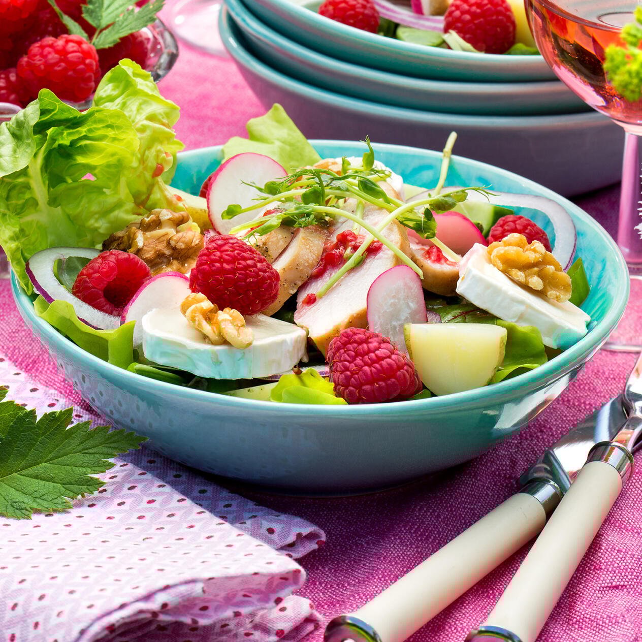 Kycklingsallad med chèvre och hallonvinägrett