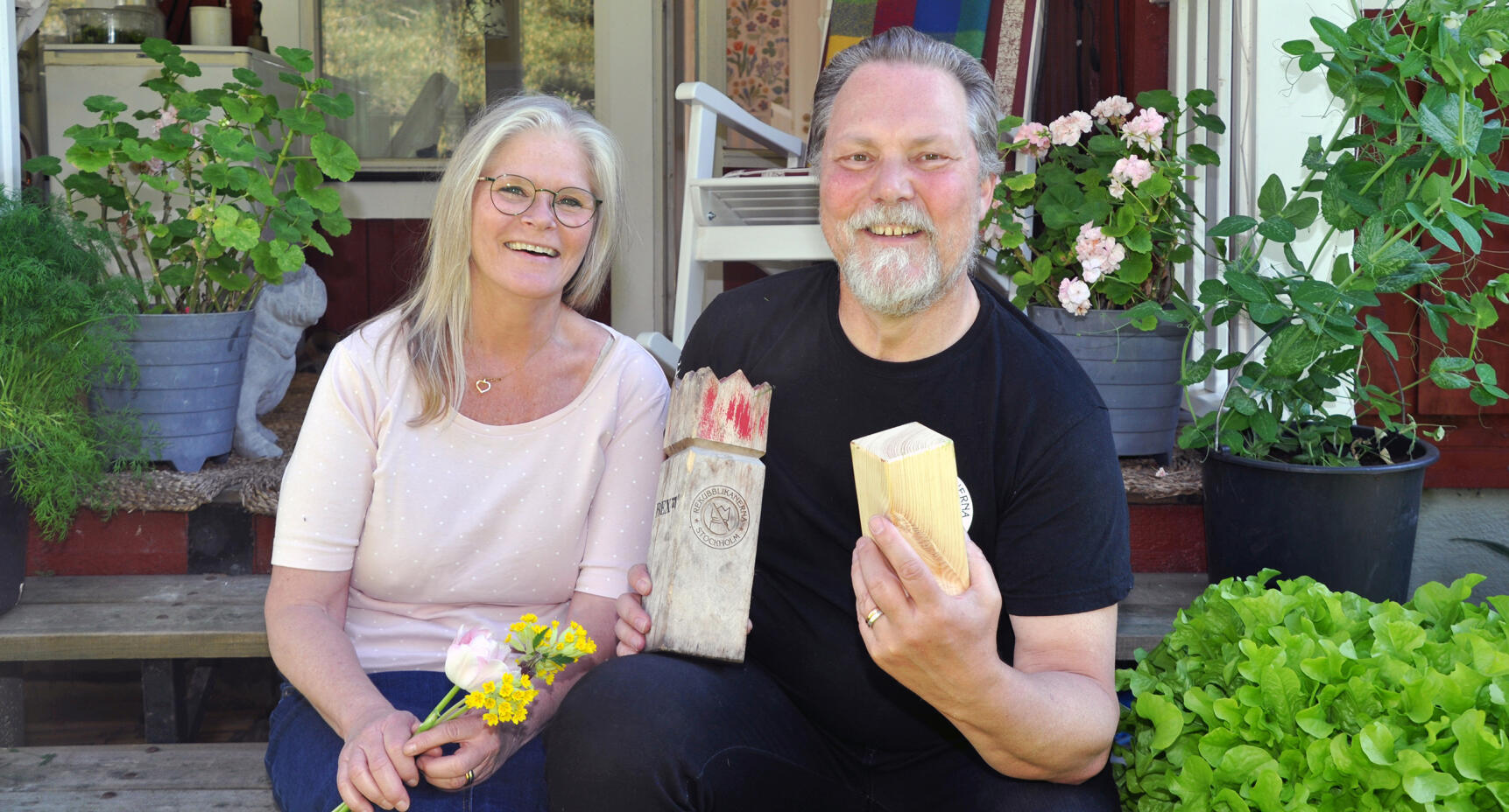 Gunilla och Peter bestämmer över var sin del av trädgården!