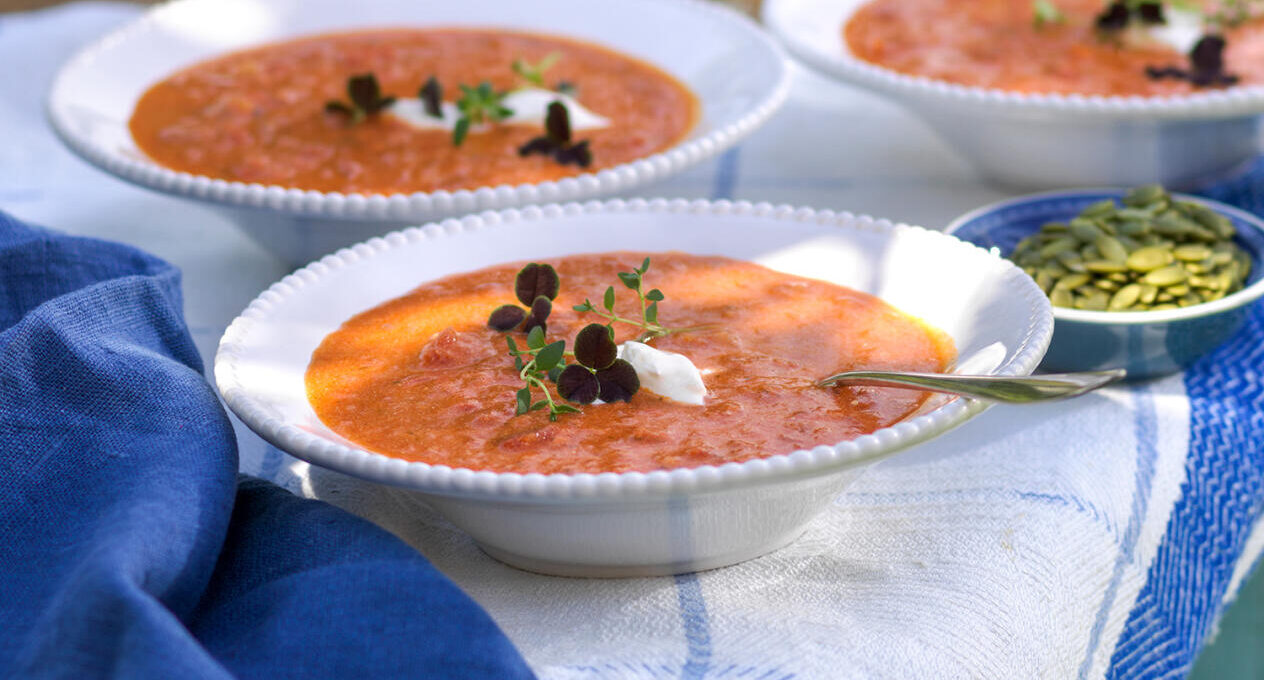 Tomatsoppa med crème fraiche-topp