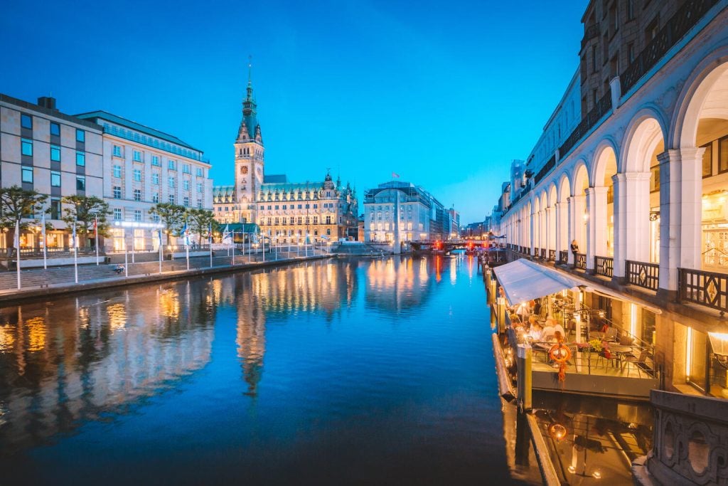 Hamburg: Alsterarkaden till höger i bild och stadens rådhus till vänster. Copyright: Getty Images