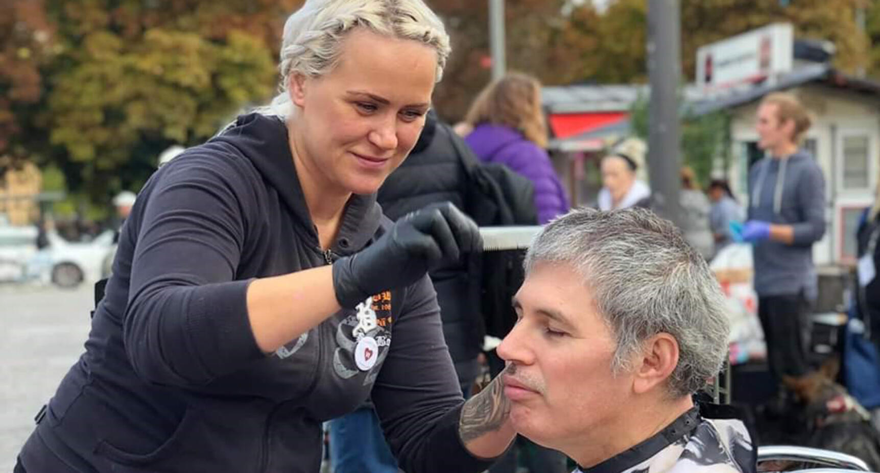 Kate är ett klipp för hemlösa