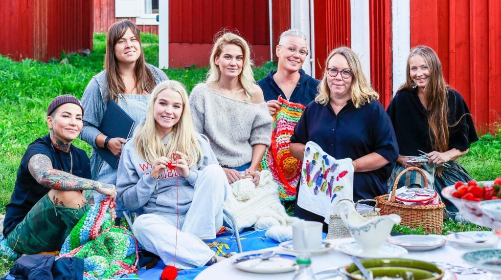 Juntagänget för kvällen samlas i det gröna i Gammelstads kyrkby, utanför Luleå. Från vänster: Lisa Liljedahl, Maya Bergström Wuolo, Lova Liljedahl, Michaela Larsson, Teresa Franklin, Camilla Brun och Inger Johansson.