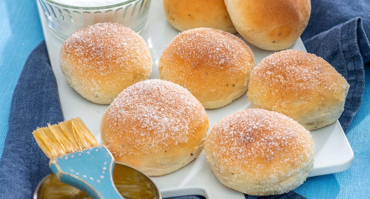 Sockerbullar med kanel- och äppelfyllning