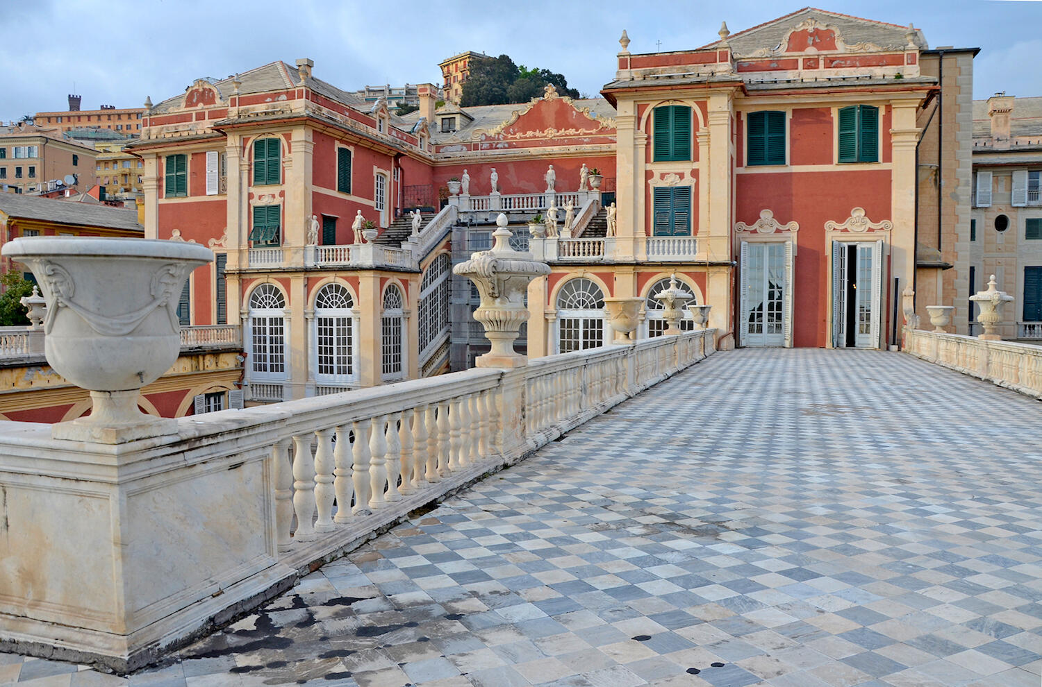Genova – på resa mellan historiska palats och vacker natur