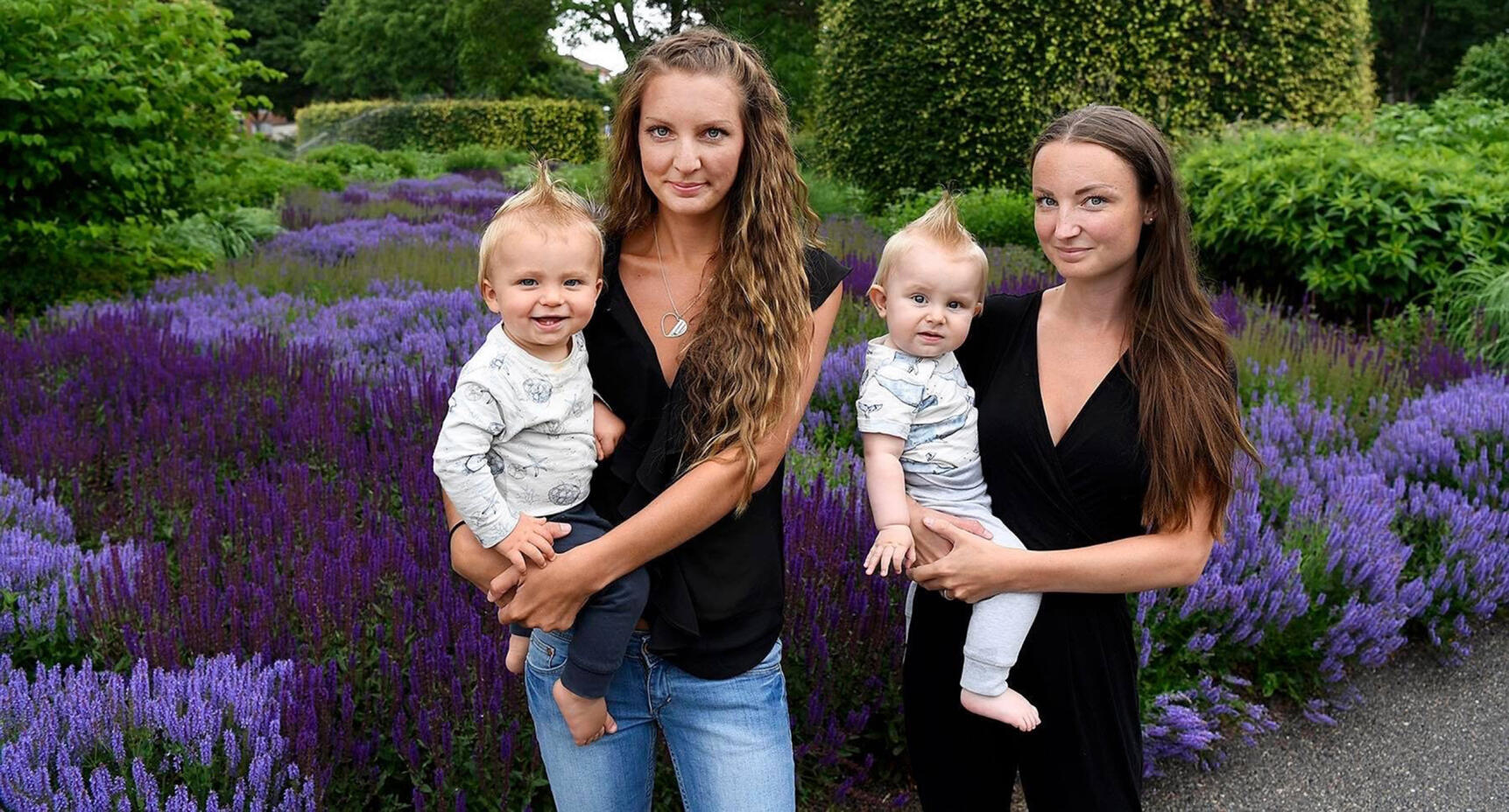 Systrarna fick barn med tre timmars mellanrum