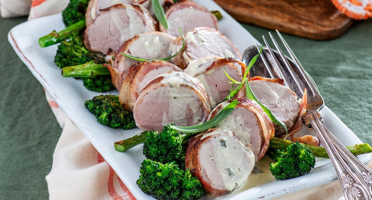 Baconfilé med rotfruktsgratäng och dragonsås