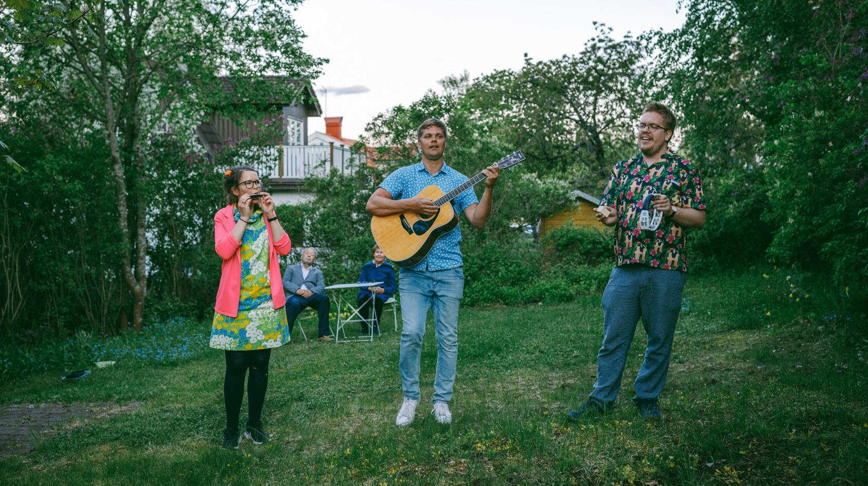 En orkestertrio på trädgårdsbesök